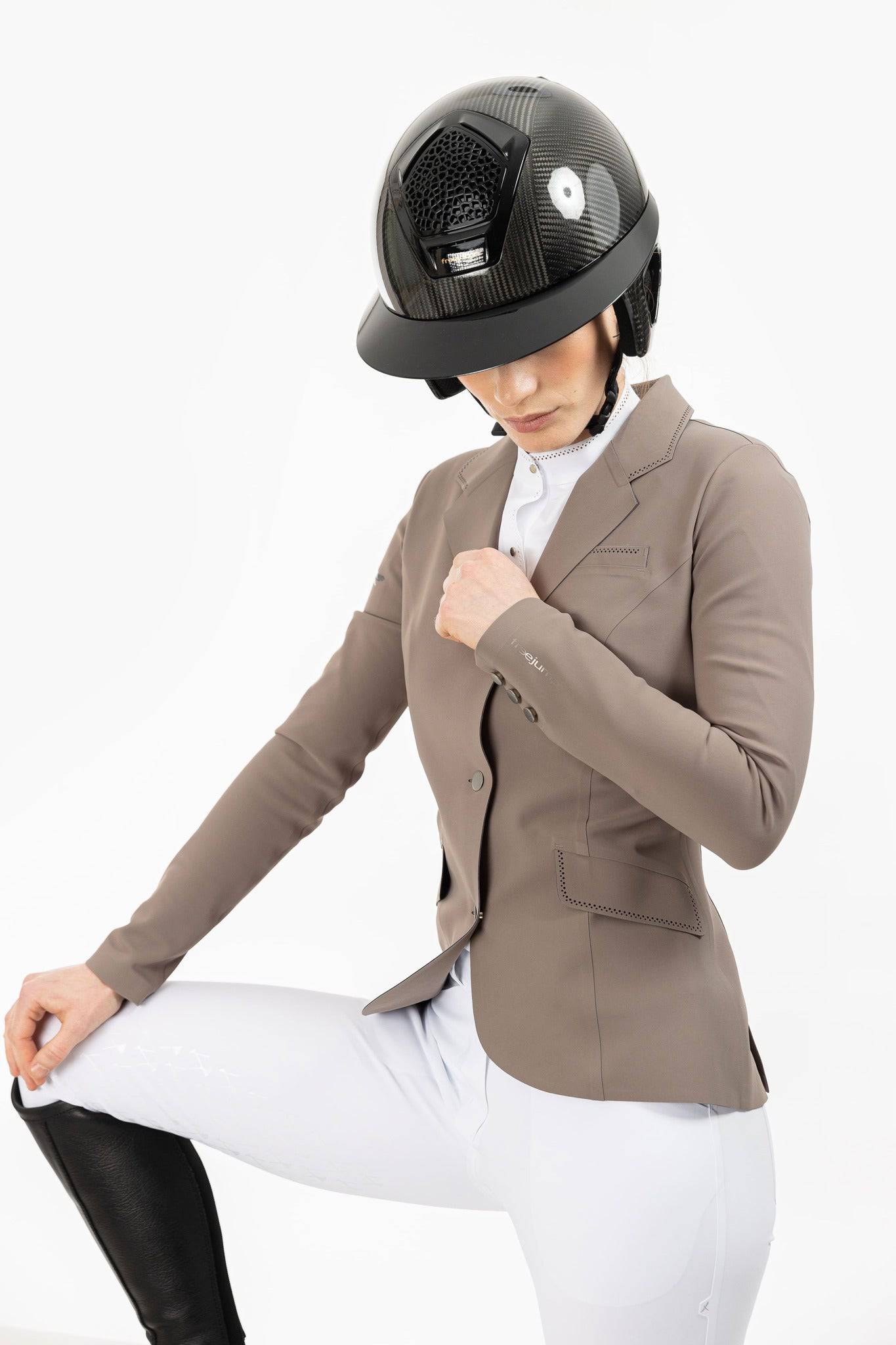 Beige Freejump Women's Show Jacket with "Freejump" on left sleeve.